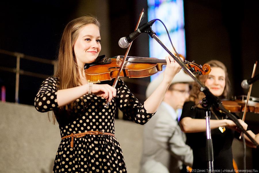 «Всем сестрам по серьгам»: фоторепортаж с концерта The Quebe Sisters Band
