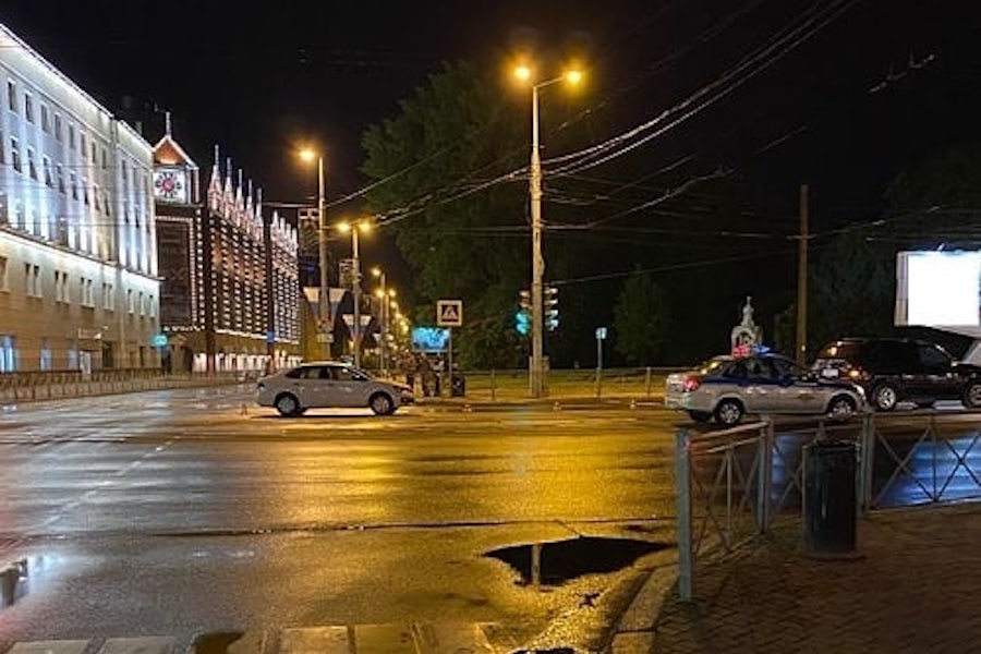 В центре Калининграда 19-летний водитель проехал на красный и устроил ДТП