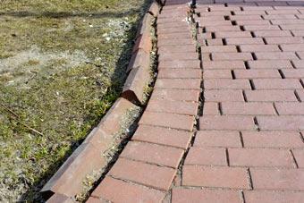 Причины проседания плитки на Верхнем озере установит экспертиза