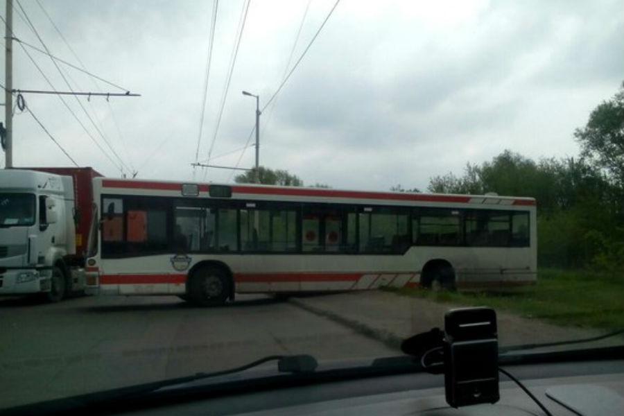 На Транспортной рейсовый автобус застрял на тротуаре (фото)