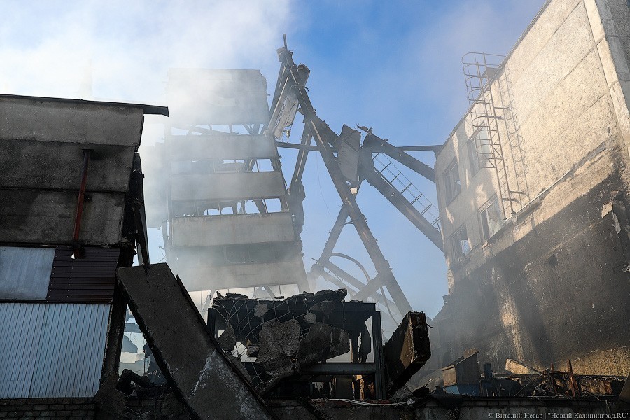 Бетон и балки: последствия крупного пожара на «Цепруссе» (фото)