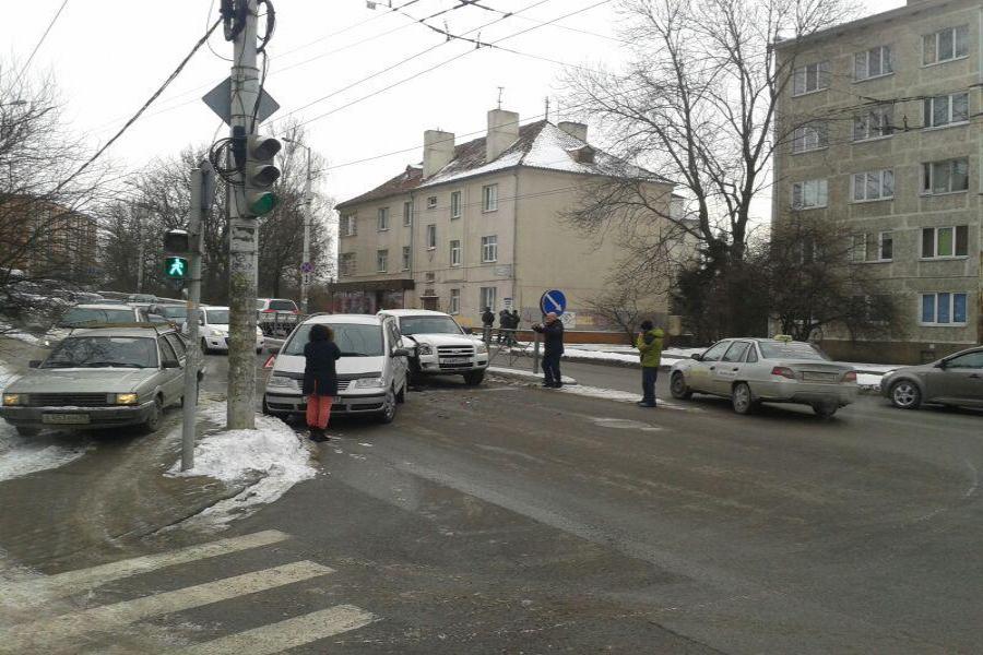 ДТП на Горького полностью заблокировало движение со стороны центра (фото, дополнено)