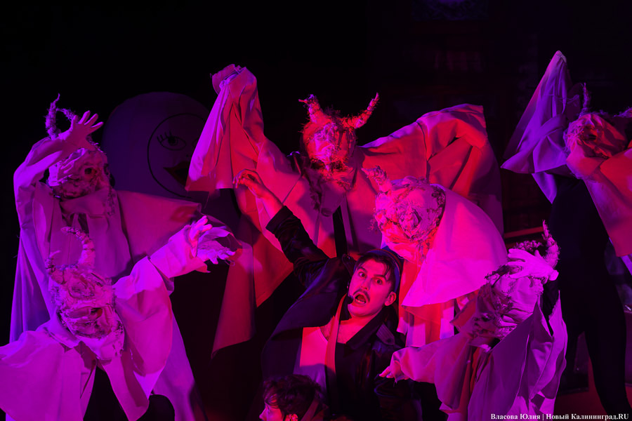 С интонациями The Beatles: в Музыкальном театре показали «Гоголюцинации Чичикова» (фото)