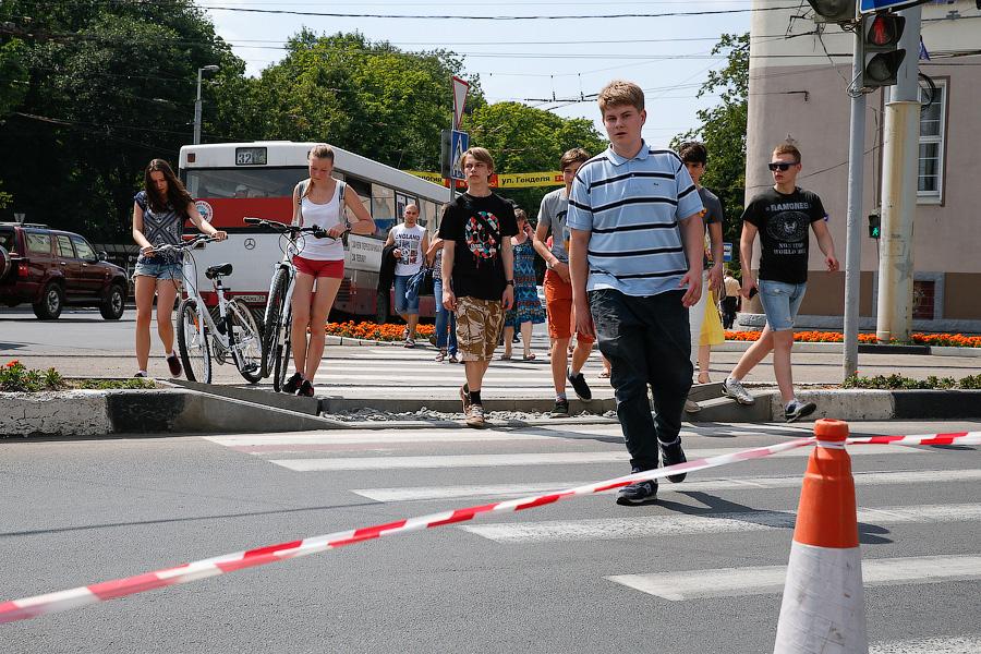 На площади Победы по поручению Ярошука выкапывают бордюры (фото)