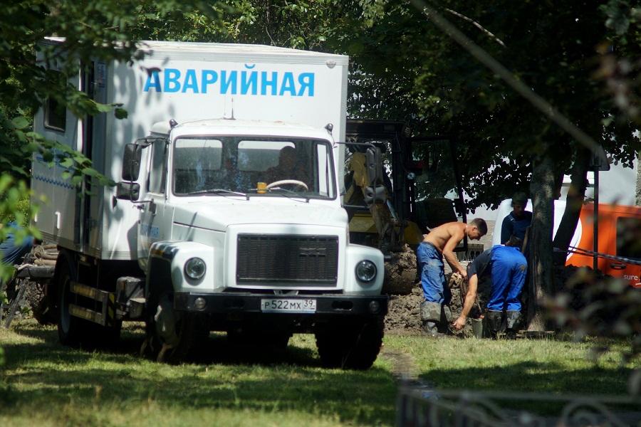В Калининграде на перекрёстке ул. Кирова и Зоологической прорвало водопровод (фото)   