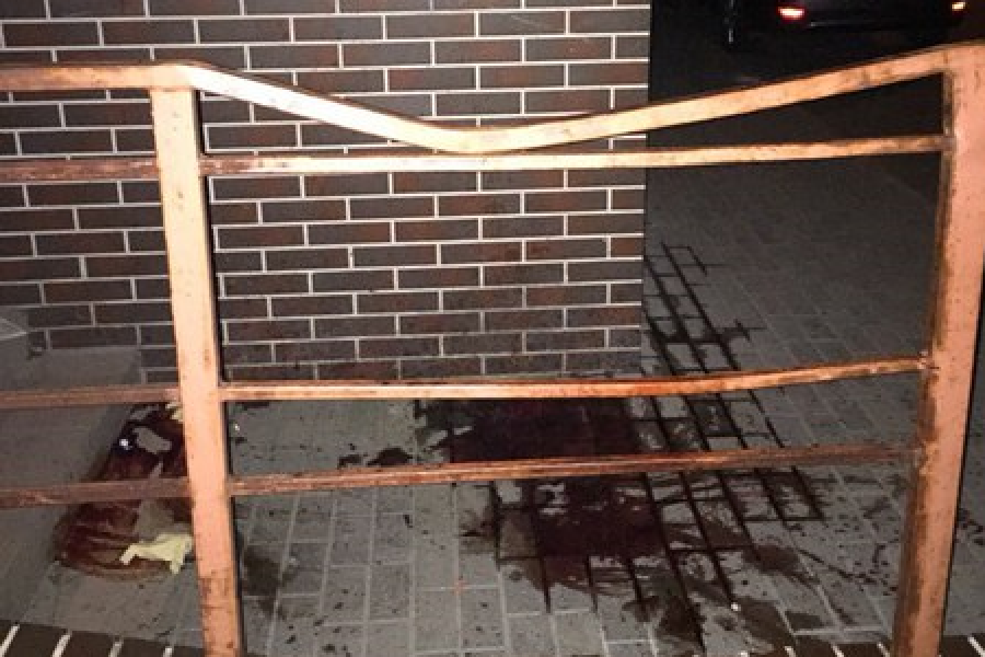Очевидцы: в Калининграде с восьмого этажа многоэтажки выпал человек (фото)