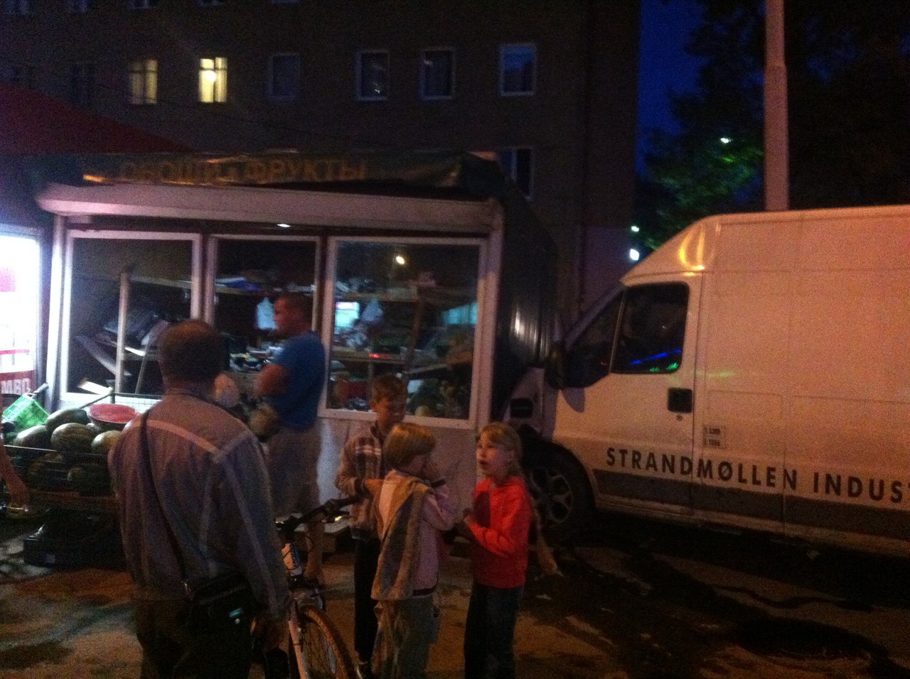 В Калининграде микроавтобус врезался в палатку с овощами (фото)