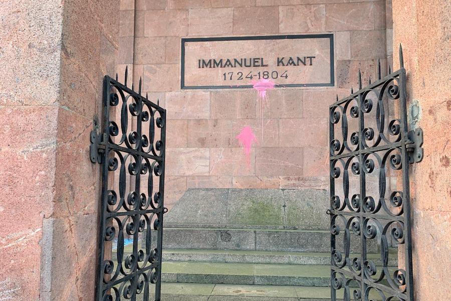 «Двое в очках, небольшого роста»: вандалов сняли видеокамеры у могилы Канта