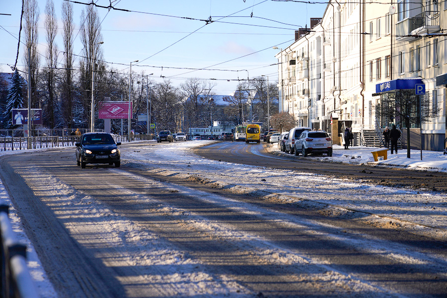 «Насладиться» зимой: во что превратились дороги в Калининграде после снегопада (фото)