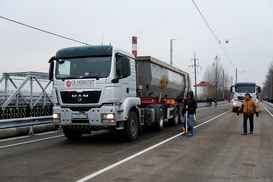 Двухполосный и антипешеходный: после ремонта открылся мост на Суворова (фото)