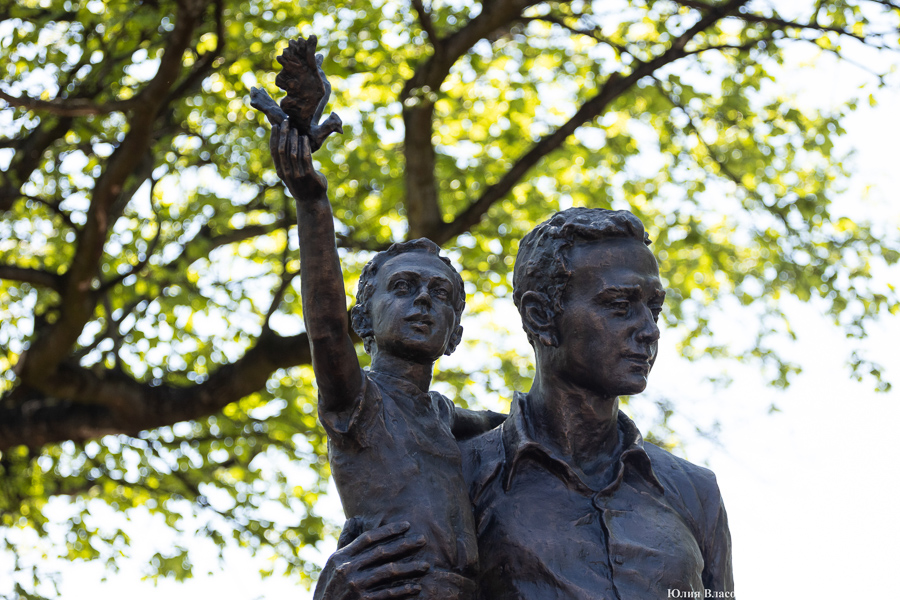 «Визуальное насилие»: художники, искусствоведы и урбанисты о памятнике «Счастливая семья» (фото)