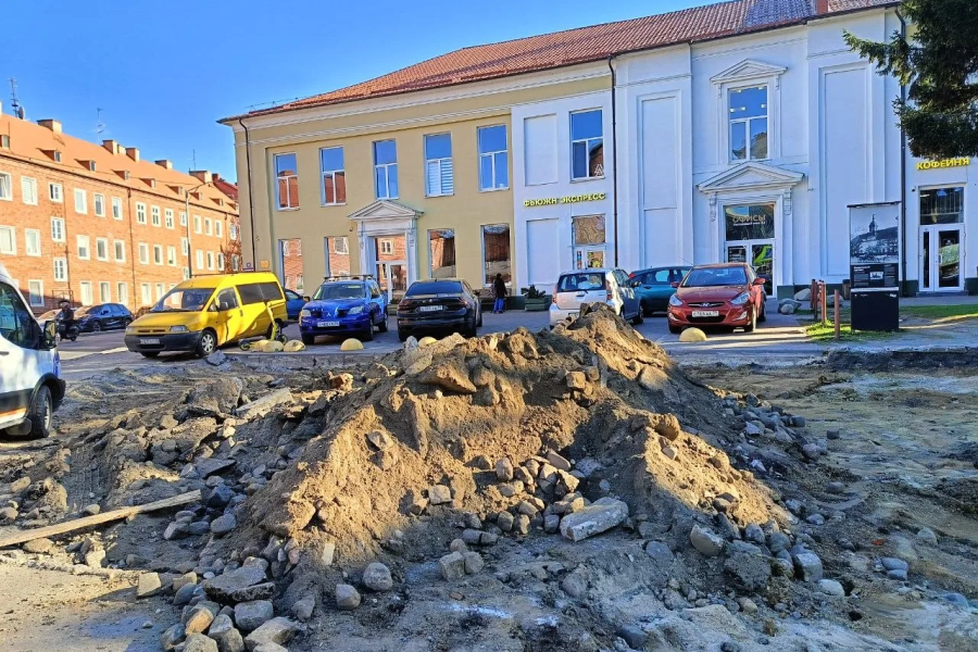 Дорожники демонтировали брусчатку у старейшего дома Калининграда (фото)