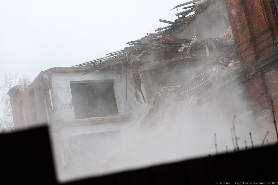 Экскаватором по Гёте: как сносят довоенное здание на Томской (фото, видео)