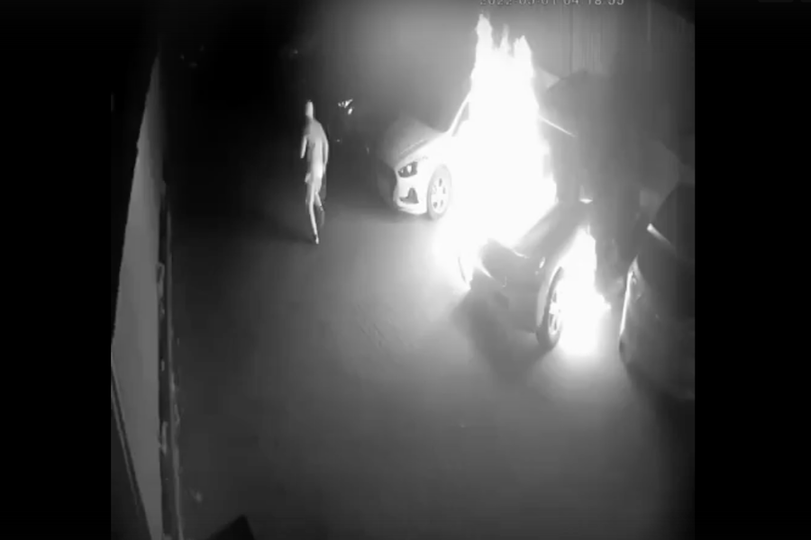 Во дворе дома по ул. Тихоненко сожгли «Тойоту Ленд Крузер» (видео)