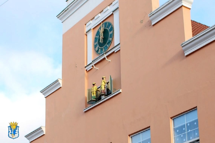 В Гвардейске из-за морозов вышли из строя музыкальные часы на городской ратуше