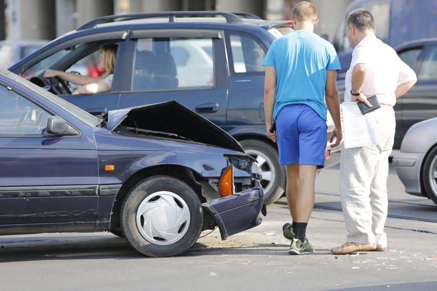 Из-за ДТП на трамвайных рельсах у мэрии Калининграда образовалась пробка (фото)