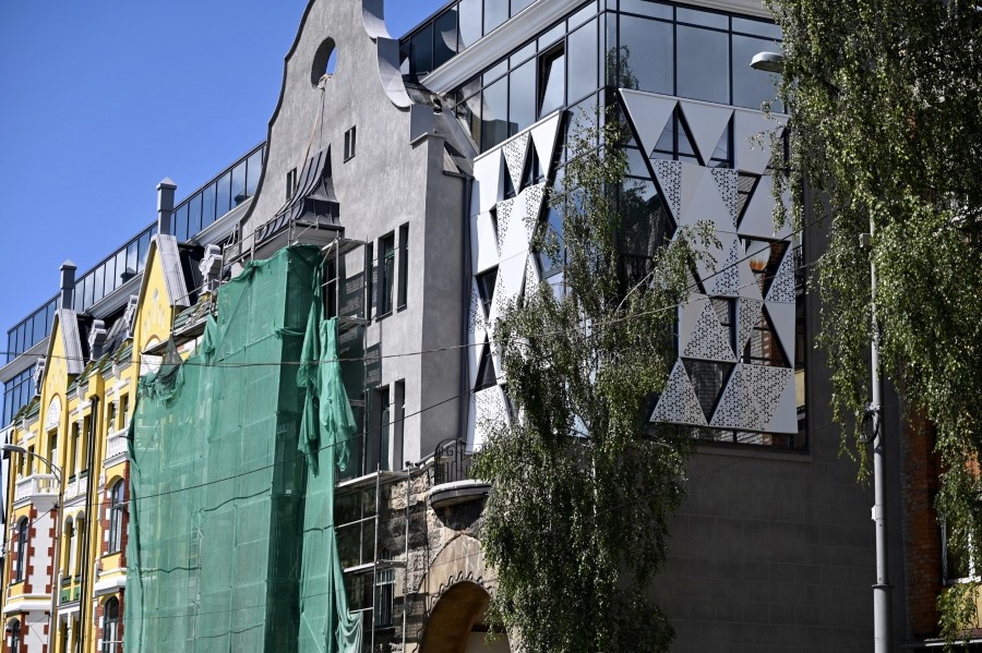 Строители открыли другую часть фасада «Кройц-аптеки» (фото)