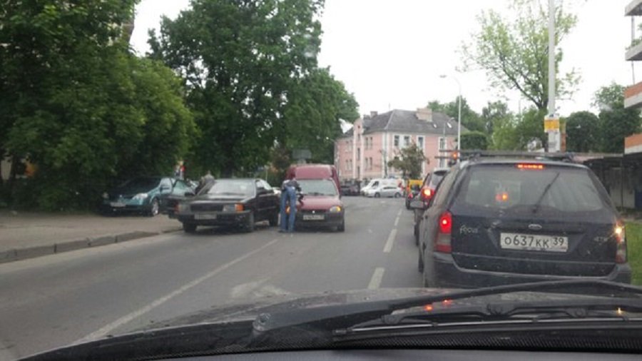 На ул. Некрасова столкнулись две машины, проезд затруднен (фото)