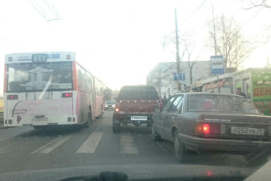 Движение по ул. Дзержинского затруднено из-за аварии на перекрестке (фото)