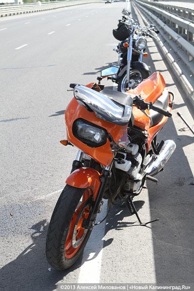 На второй эстакаде разбился мотоциклист, мотоцикл проехал ещё 300 метров (фото)