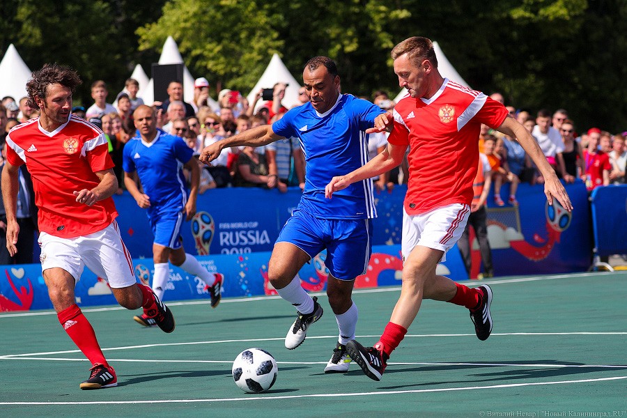 Праздник очередей и футбола: чем запомнился матч легенд ФИФА в Калининграде