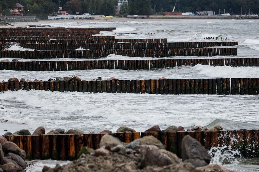 Время собирать камни: как восстанавливают берег у резиденции в Пионерском (фото)