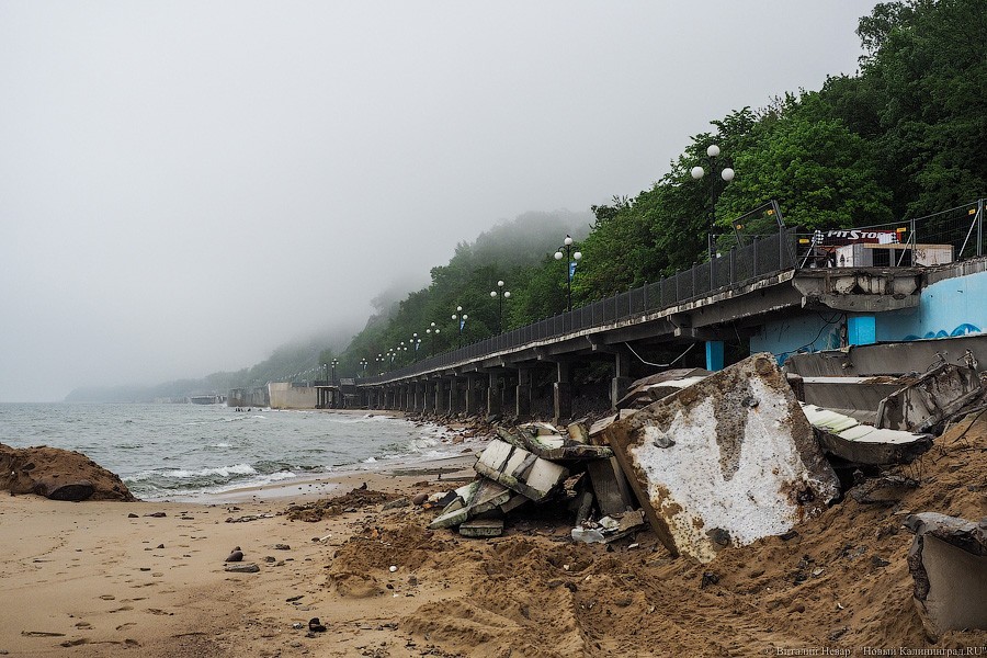 Обломки прошлого: как в Светлогорске разбирают старый променад (фото)