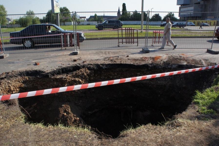 «Врата в преисподнюю»: фоторепортаж с места провала асфальта на Шевченко