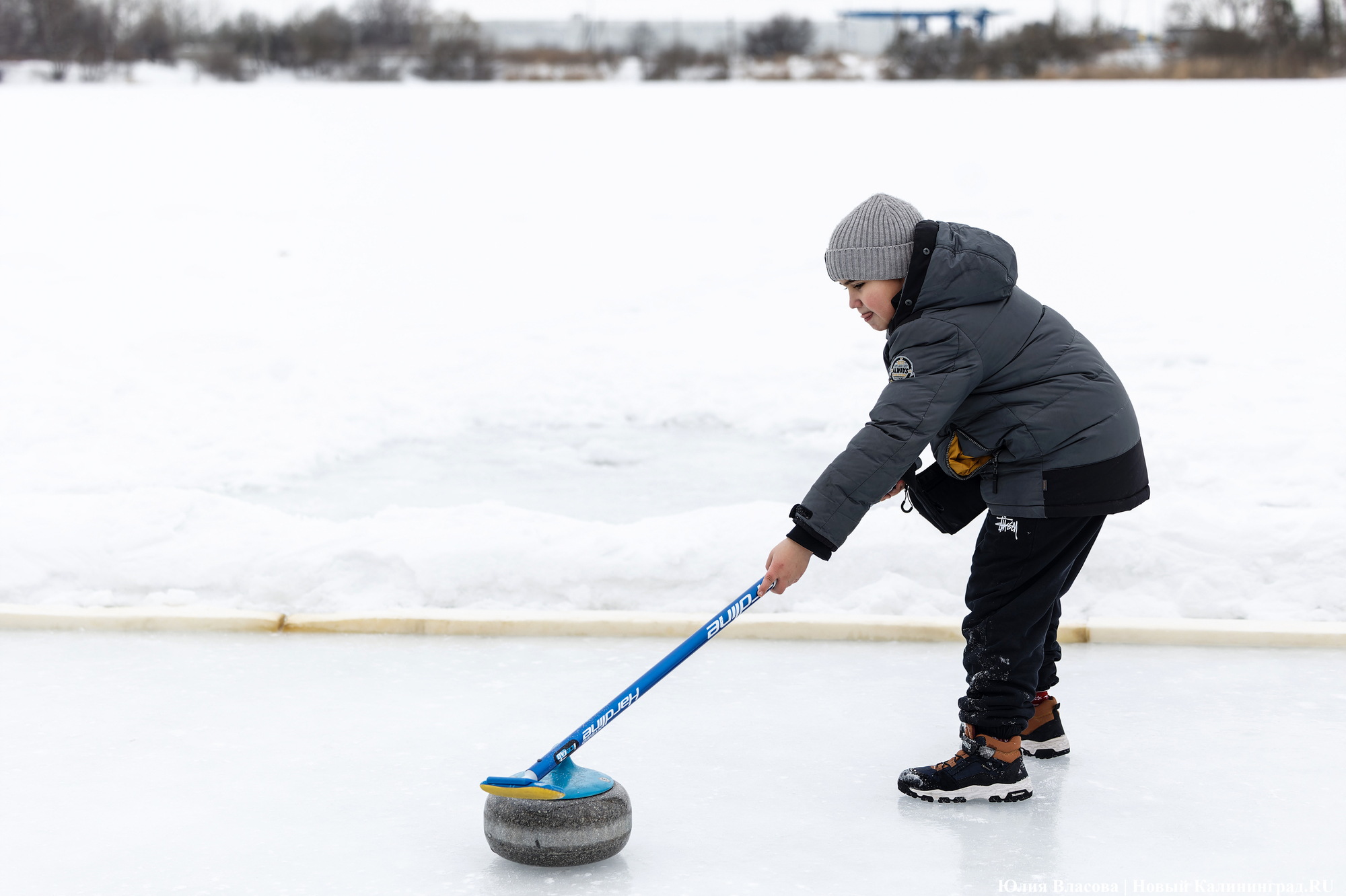 Камни, щетки и «дома»: на озере Шенфлиз впервые сыграли в кёрлинг (фото)