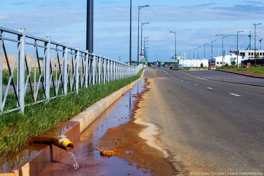 Днищем об асфальт: что происходит с Октябрьским островом спустя два года после ЧМ (фото)