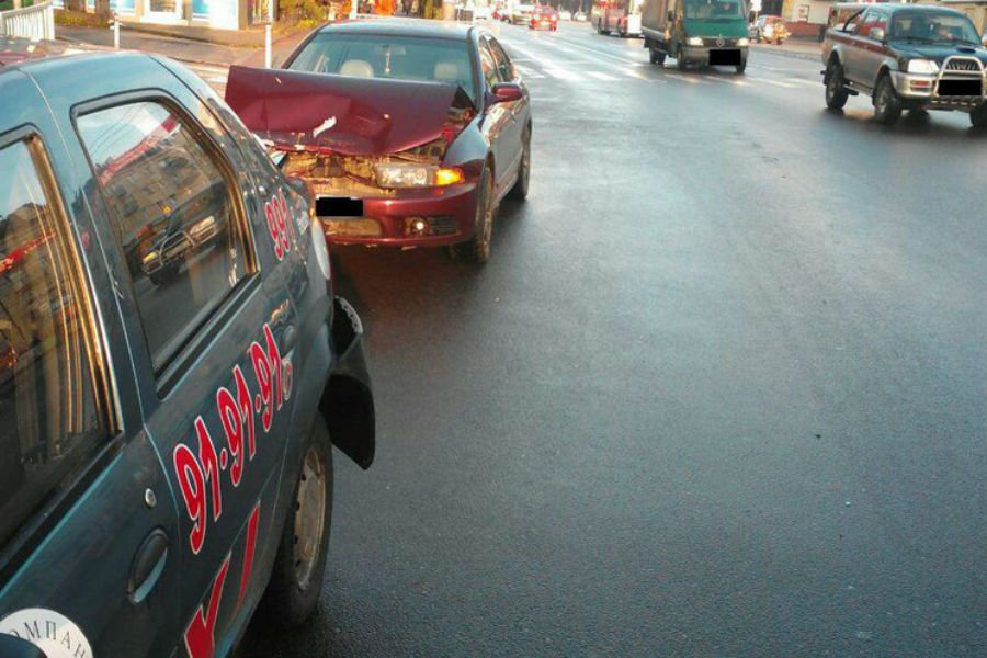 На Ленпроспекте «Мицубиси» врезалась в автомобиль такси (фото)