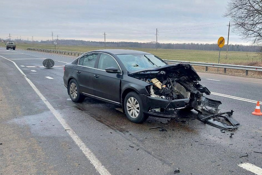 В ГИБДД уточнили подробности столкновения легковушки с «Камазом» под Нестеровом (фото)