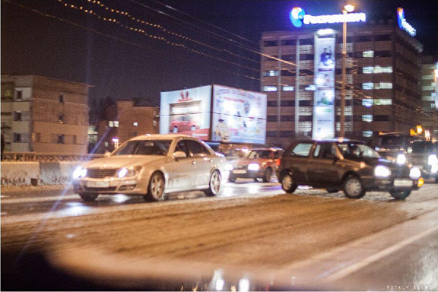 На эстакадном мосту столкнулись несколько машин, включая такси и маршрутку (+фото)