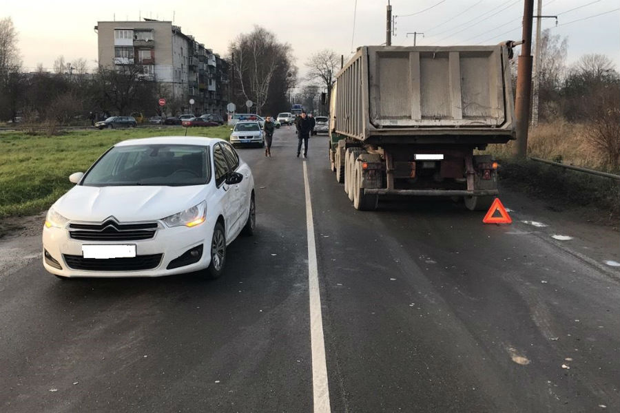В Калининграде столкнулись грузовик и два легковых авто, пострадал человек (фото)