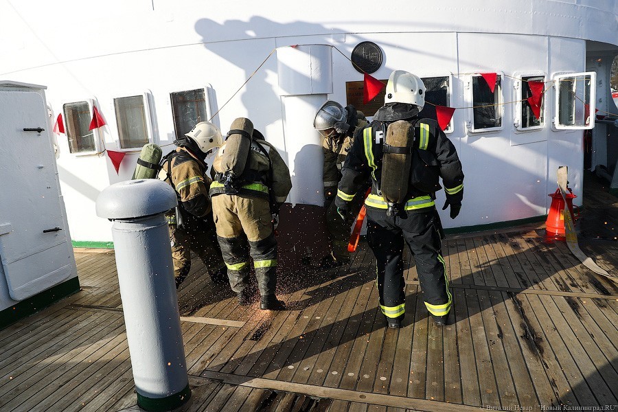 Дым в кают-компании и человек за бортом: на судне-музее имитировали пожар (фото)