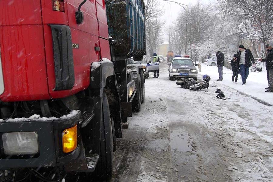 В Калининграде скутер с пьяными водителем и пассажиром врезался в грузовик (+фото)