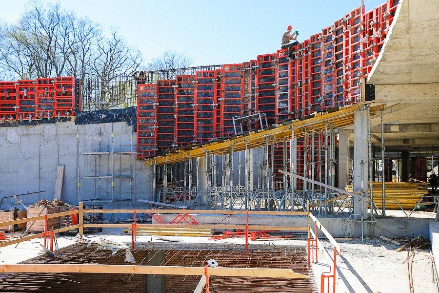 Далеко ли до Юрмалы: как губернатор Николай Цуканов стройплощадку Театра эстрады навещал