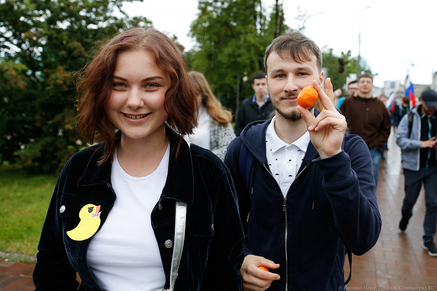 Утки-мандаринки: в Калининграде прошло шествие против коррупции