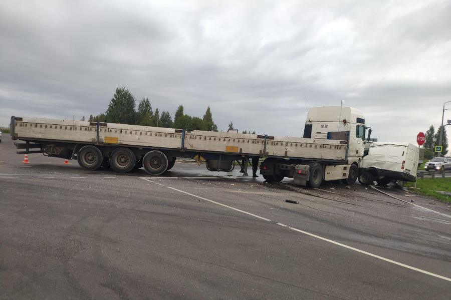 Под Неманом грузовик протаранил микроавтобус (фото)