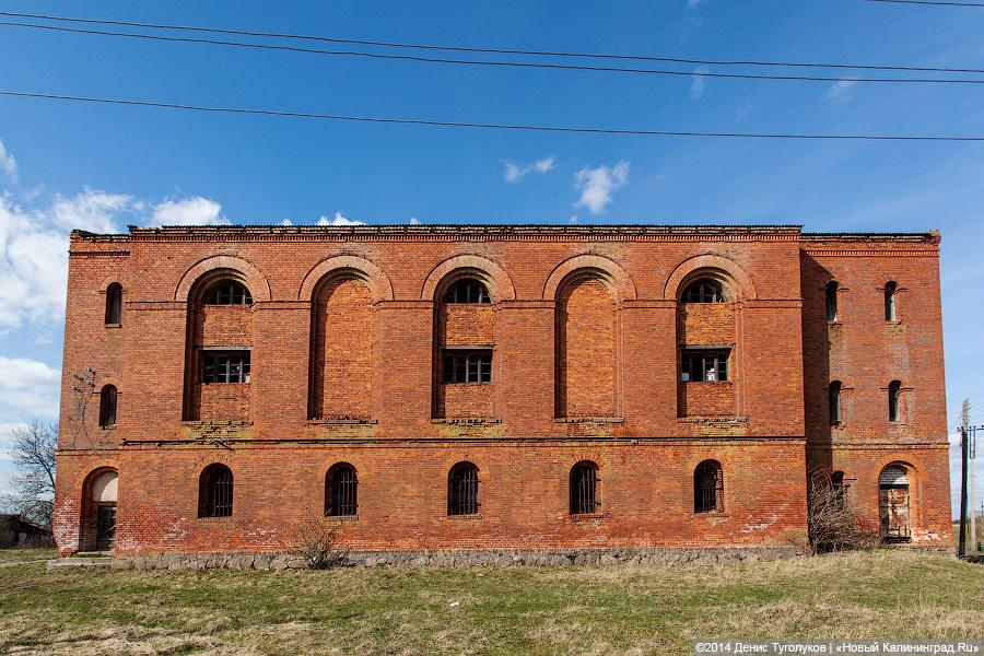 Нам на небо: кирха, построенная по инициативе прусского короля, превратилась в склад химикатов