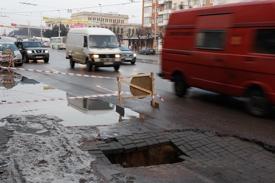 Дорога и пустота: на Ленпроспекте асфальт не выдержал нагрузки (фото)