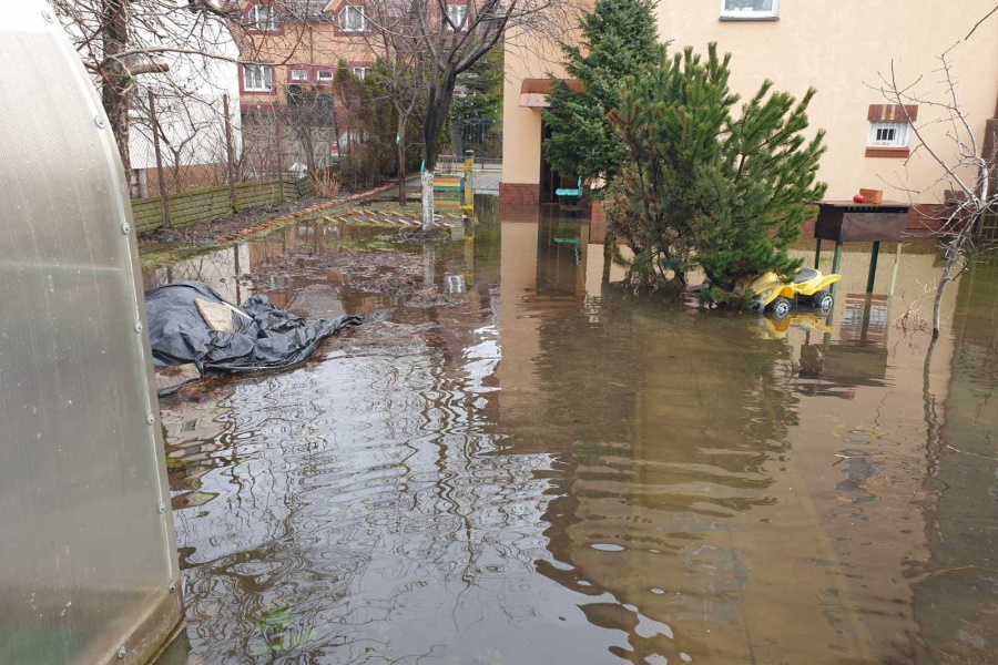 В Калининграде на улице Ташкентской затопило несколько домов (фото)