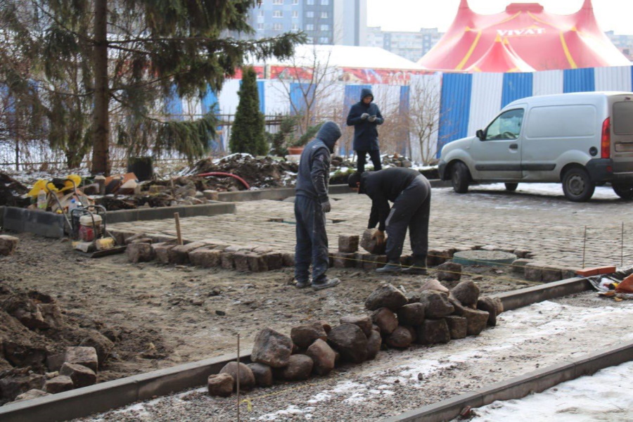 Двор бывшего сиротского приюта у синагоги мостят клинкером и брусчаткой