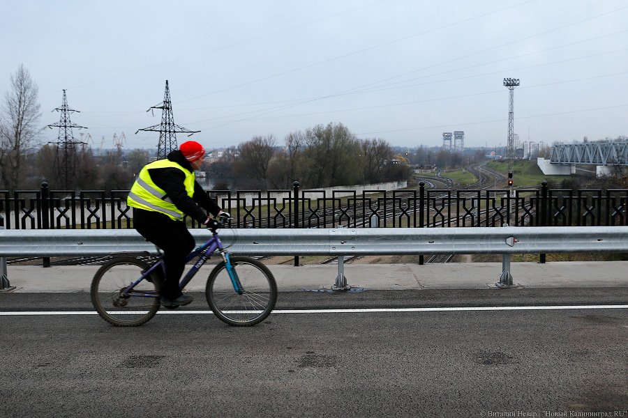 Двухполосный и антипешеходный: после ремонта открылся мост на Суворова (фото)