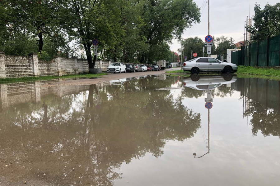 В воде стадион, банк и дороги: в Калининграде из-за ночного дождя подтопило 12 улиц (фото)
