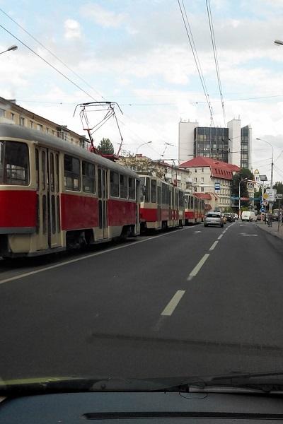 В центре Калининграда столкнулись мотоцикл и «Шкода», перегородив путь трамваям (фото)