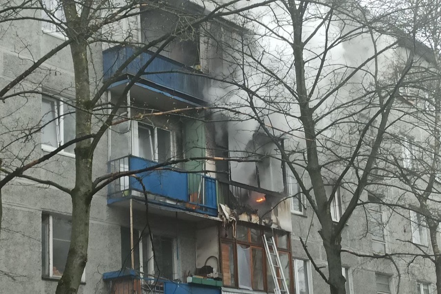 Калининградец устроил пожар в квартире на Невского, разжигая керосиновый примус (фото)