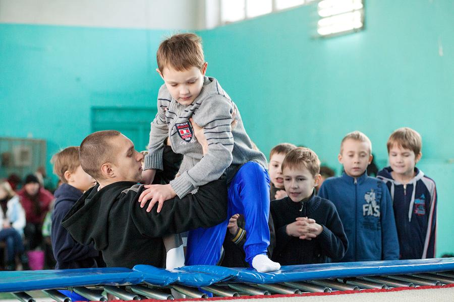 «Прыгучий спорт»: фоторепортаж с соревнований по прыжкам на батуте