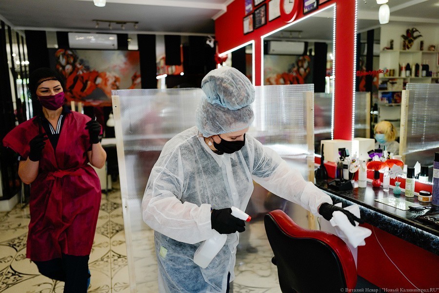 В масках и на дистанции: в Калининграде открылись торговые центры и парикмахерские