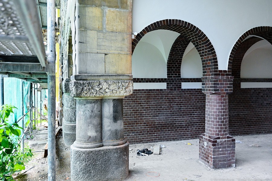 Стекло и треугольники: как выглядит фасад реставрируемой «Кройц-аптеки»